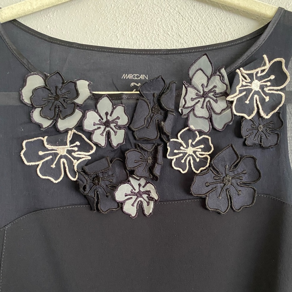 Marc Cain Top Size 8 Navy Blue Lightweight Soft Floral Sleeveless Chic Luxury - Picture 2 of 9